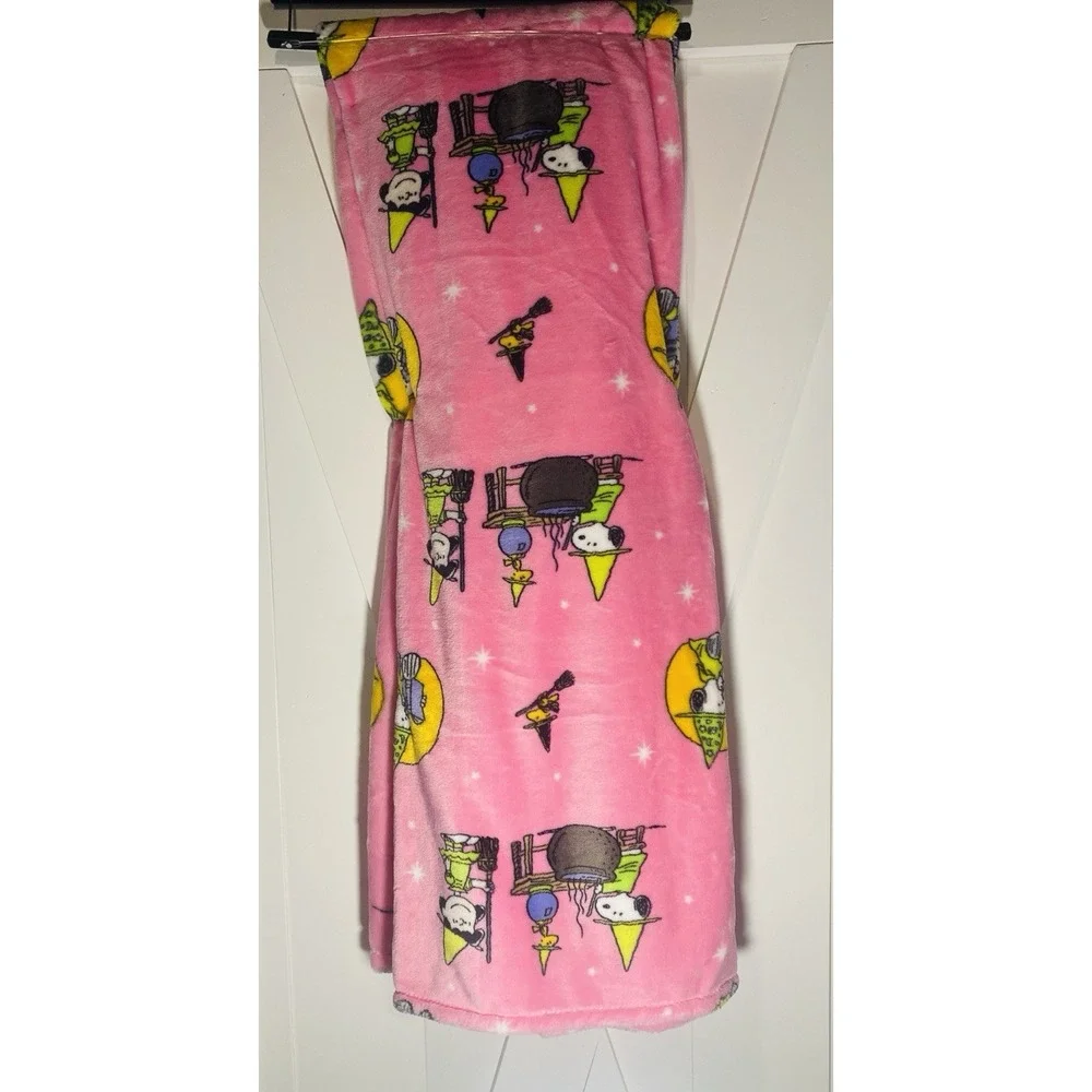 Peanuts Snoppy Woodstock Pink Halloween Witch Pumpkin VelvetLoft 60 x 70 Blanket